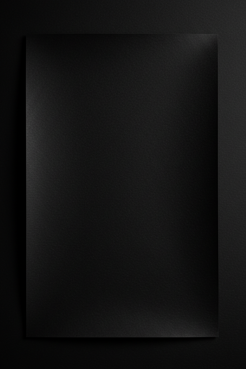 미세한 자갈 무늬가 있는 고급스러운 두꺼운 검은색 종이가 로우 키 조명 아래에 있습니다.