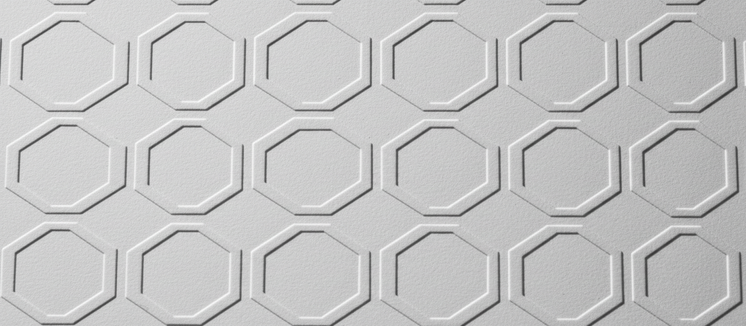 반복되는 기하학적 패턴이 있는 흰색 엠보싱 종이 질감.