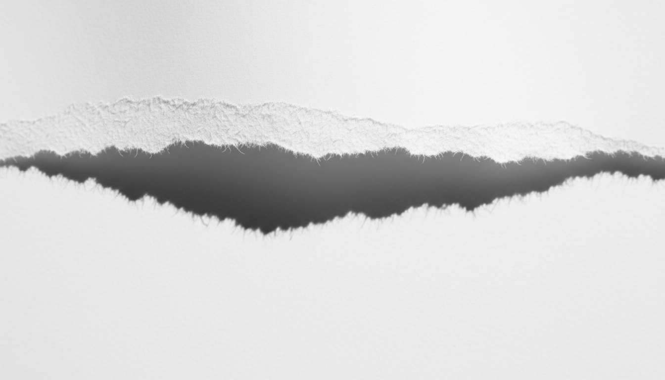 층과 섬유질이 드러난 거칠게 찢어진 흰 종이 질감.