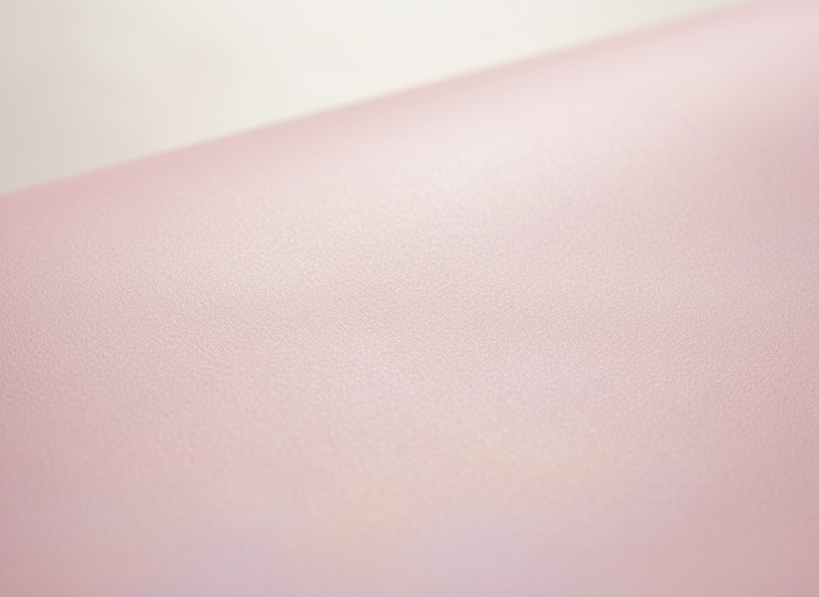 은은한 진주 광택이 나는 부드러운 파스텔 핑크 종이 질감.