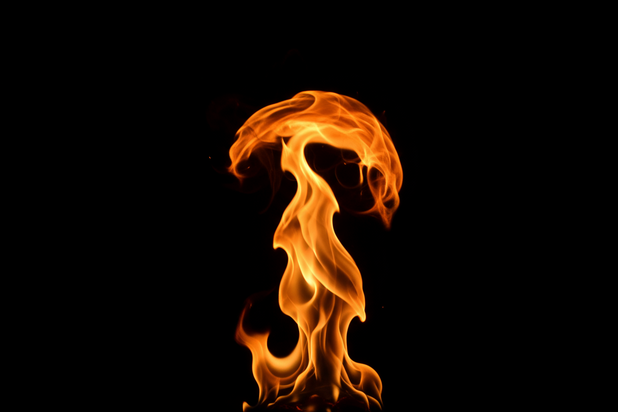 매끄러운 검은 배경에 역동적으로 타오르는 선명한 노란색-주황색 불꽃.