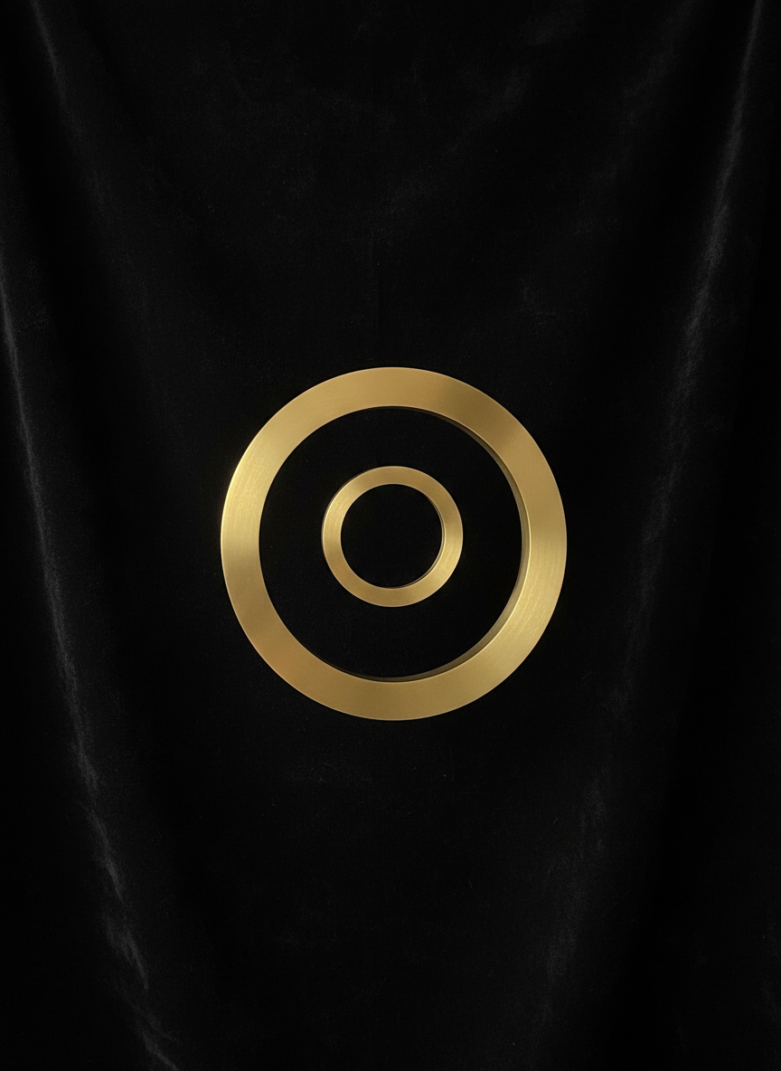 풍부한 벨벳 검은 배경에 은은한 조명을 받은 빛나는 황동 황금 나선.