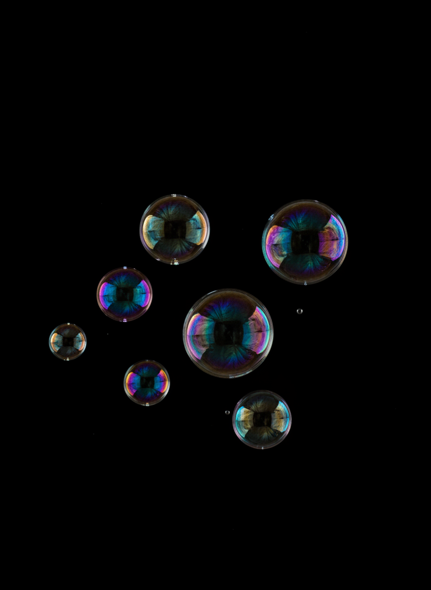 검은 배경의 무지개 빛 비눗방울.