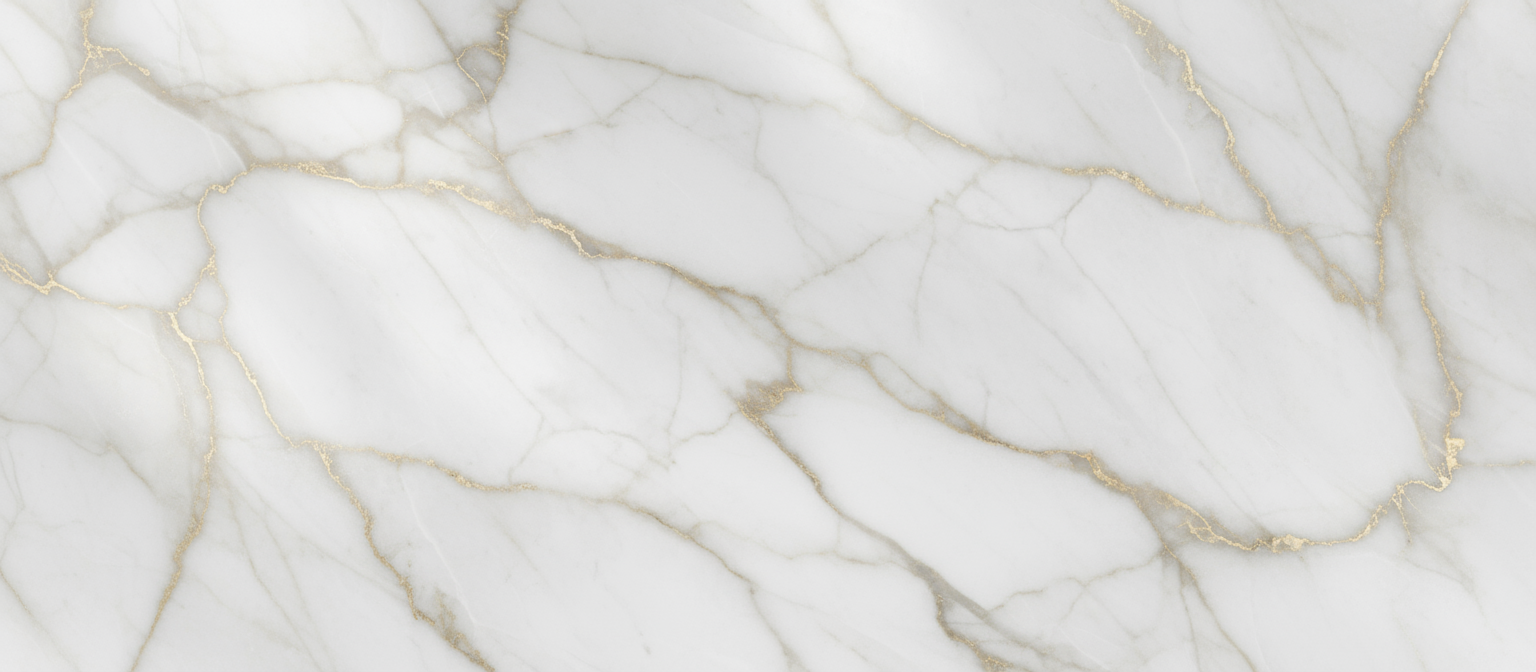 은은한 금색 정맥이 있는 고급스러운 흰색 대리석 질감의 우아한 8K 배경화면, 매끄러운 광택 표면과 추상적인 자연 패턴.