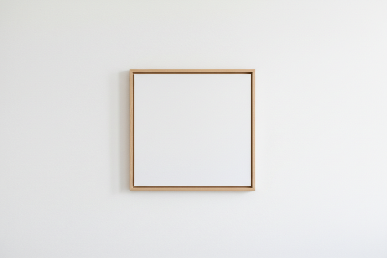 갤러리 벽에 걸린, 밝은 나무 액자에 담긴 빈 정사각형 캔버스 미니멀리스트 아트 프린트 목업.