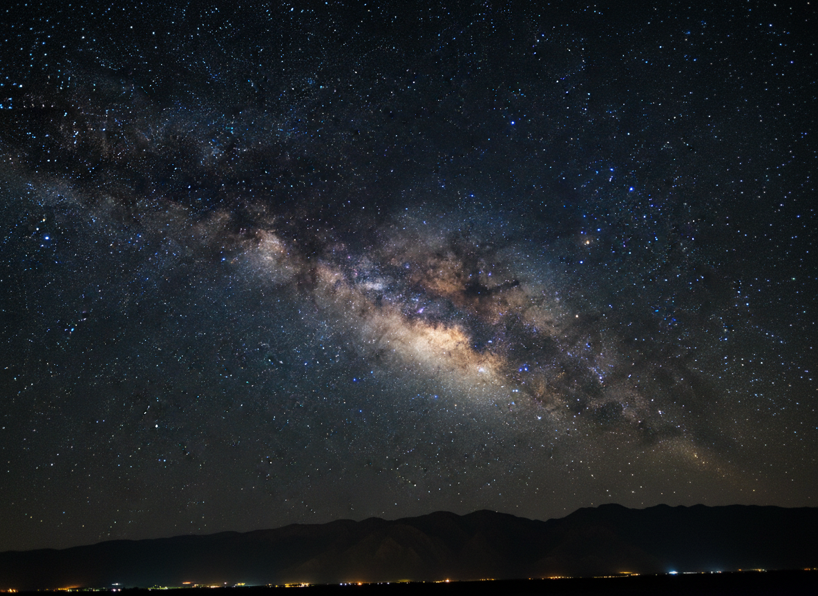 어둡고 깊은 밤하늘을 가로질러 눈부시게 펼쳐진 은하수 은하의 중심부.