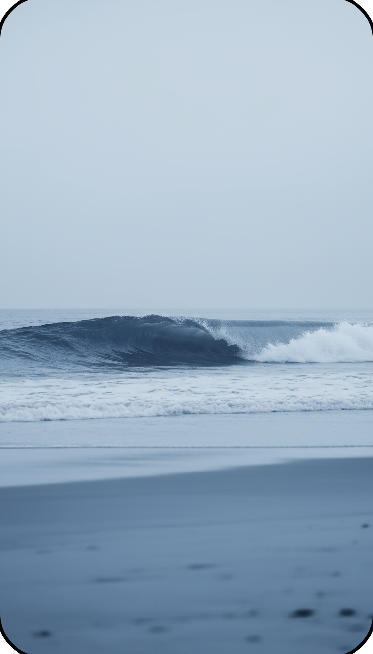 부드러운 푸른색 톤의 미니멀한 파도 이미지, 평화로운 아이폰 배경화면입니다.
