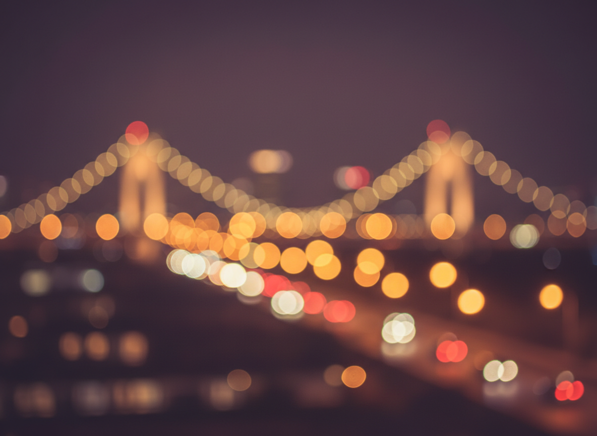 밤의 따뜻한 도시 불빛이 부드럽게 흐려진 보케 배경, 얕은 심도, 낭만적이고 몽환적인 분위기의 컴퓨터 배경화면.