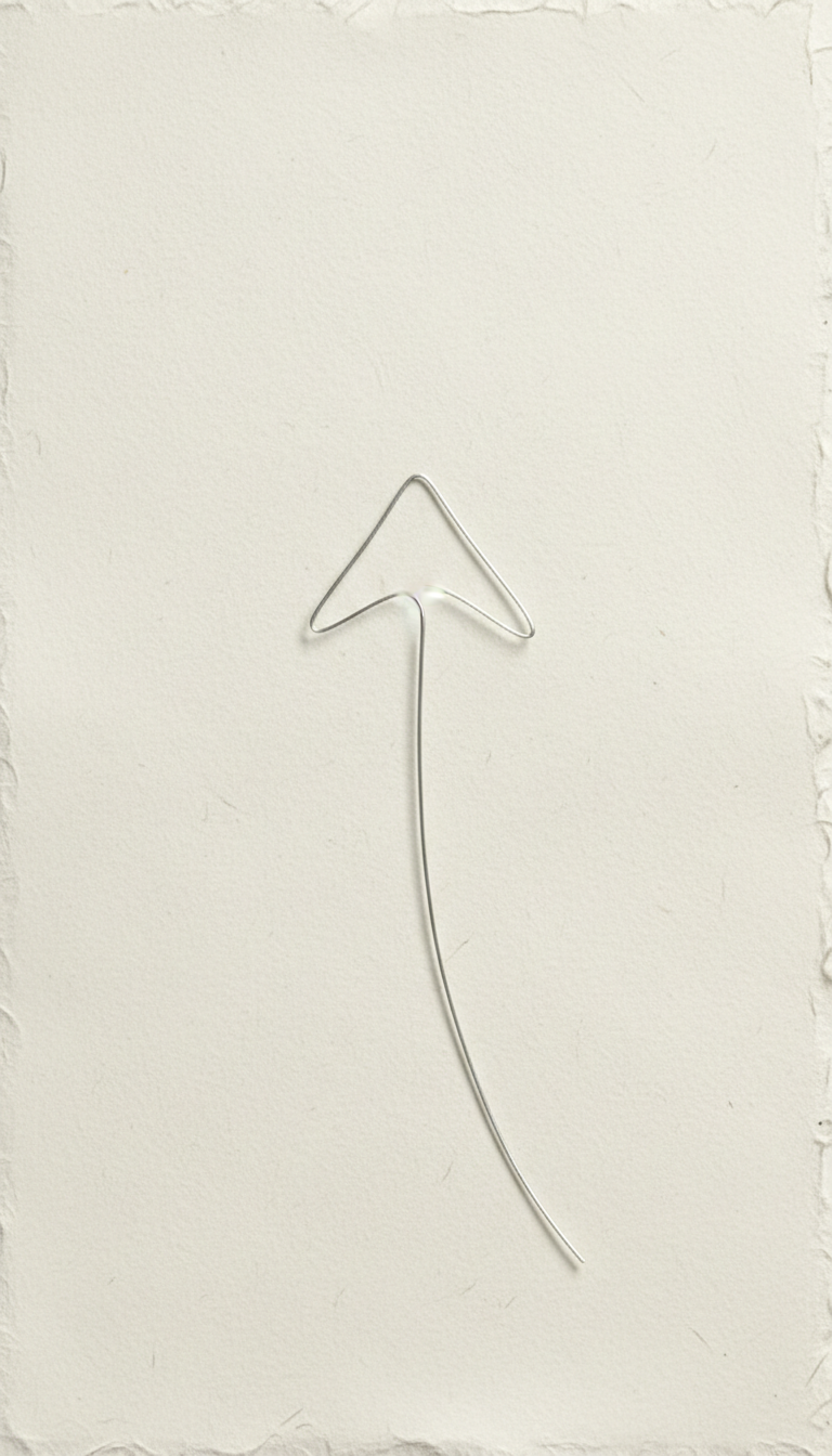 부드러운 질감의 종이 배경에 가는 실이나 철사로 만들어진 미니멀한 화살표.