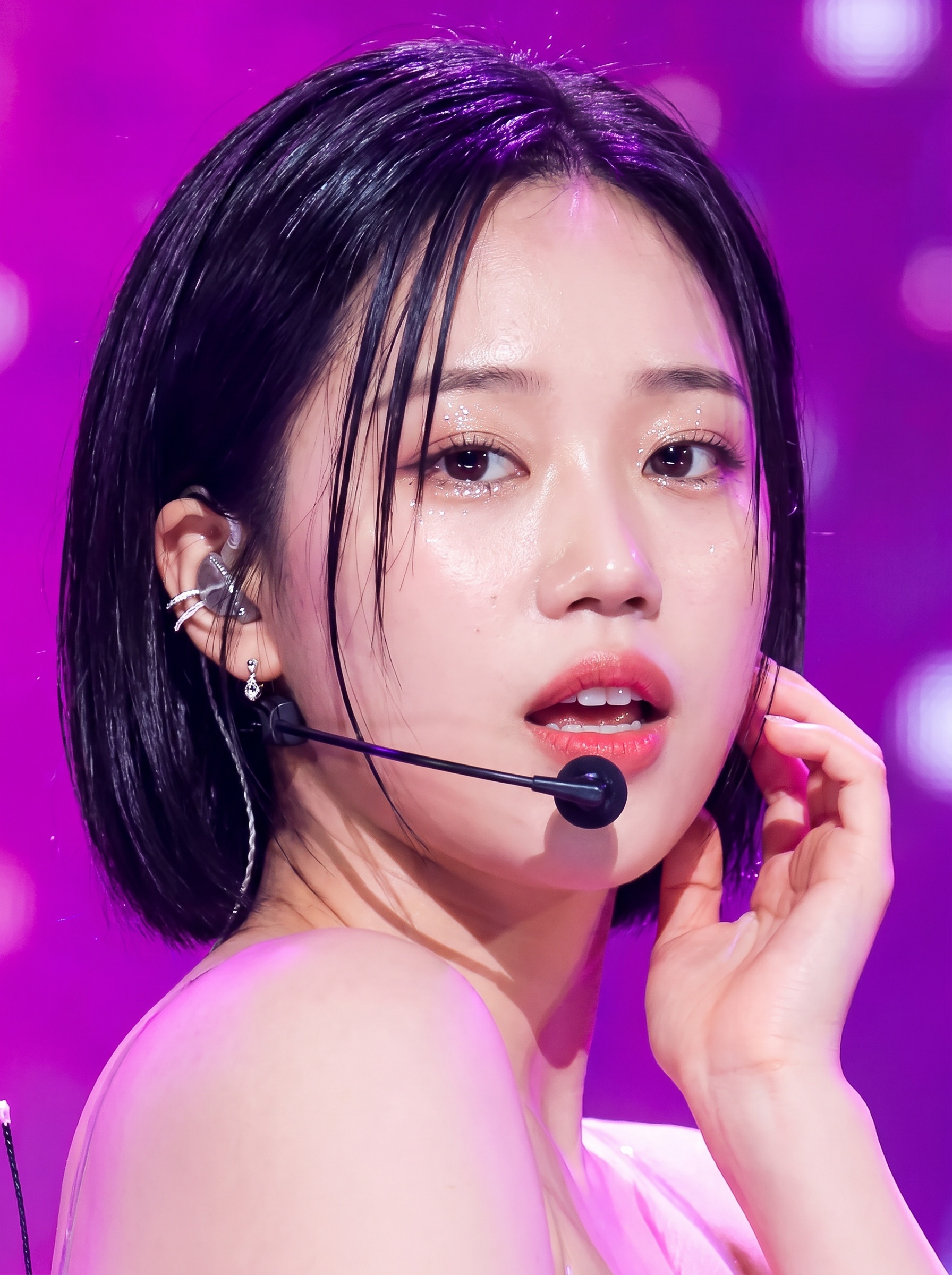 음악방송 무대 위 아티스트 원샷으로 바뀐 AI 결과물 — SM엔터테인먼트 사내 AI 박람회
