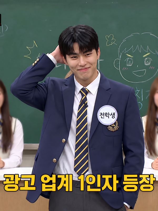 교실 세트에서 전학생 명찰을 달고 등장하는 예능 자막 컷 AI 결과물