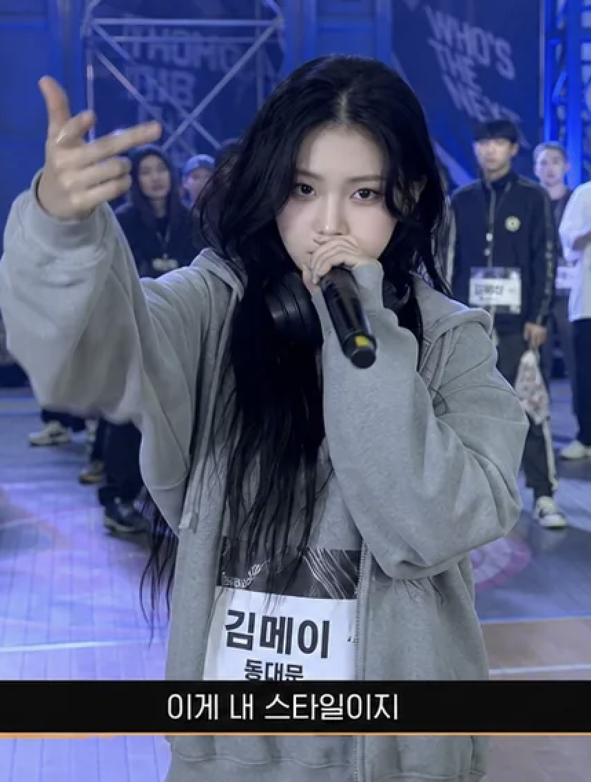 힙합 오디션 무대에서 마이크를 잡은 방송 컷 AI 결과물
