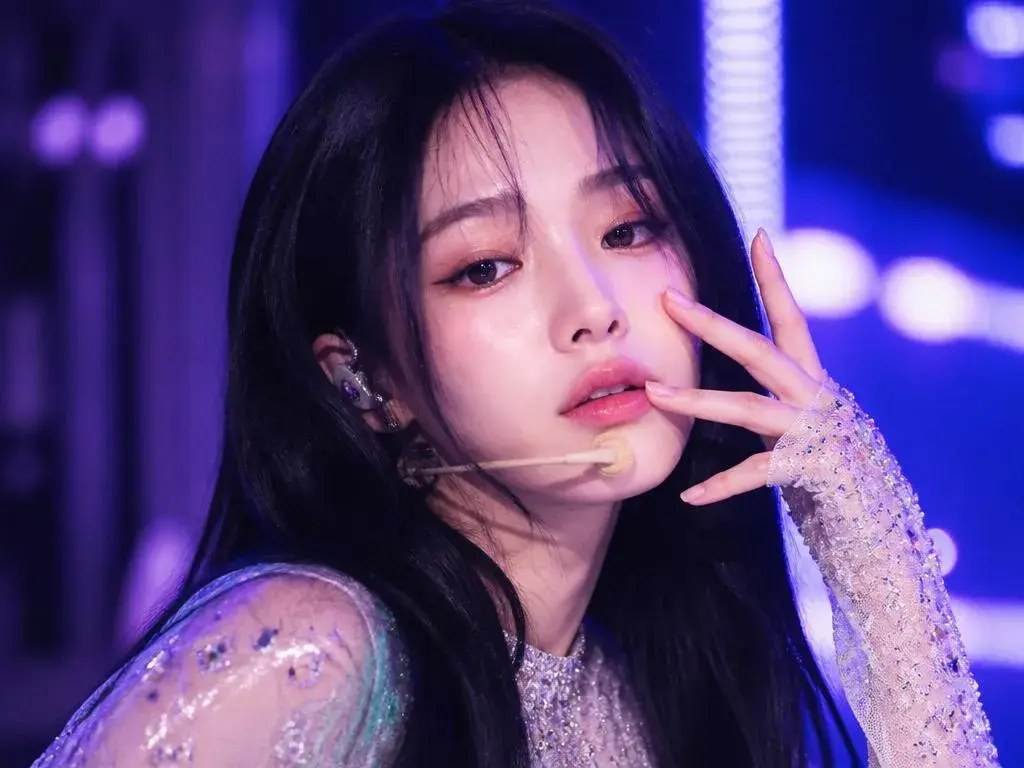 음악방송 메인 아티스트로 선 클로즈업 무대 컷 AI 결과물