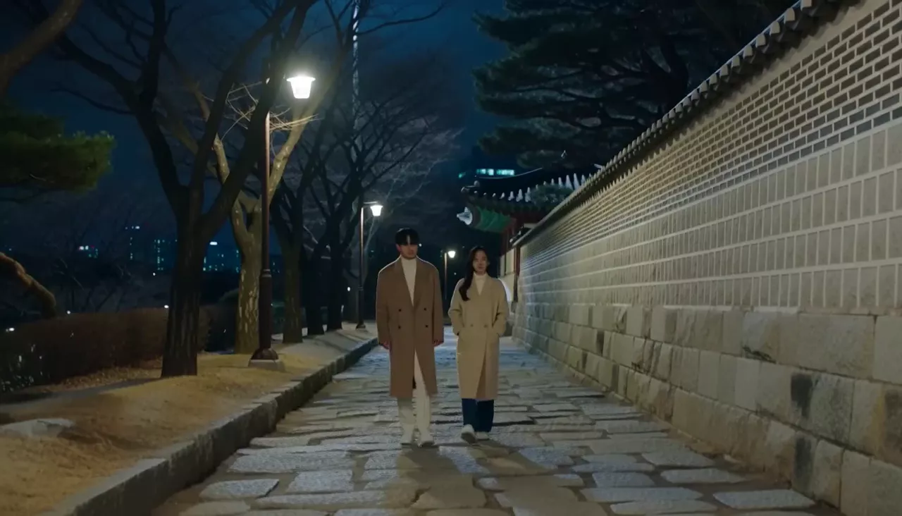 가로등 불빛 아래 고궁 돌담길을 코트 차림으로 나란히 걷는 연인의 밤 산책 – 미니맥스 H3 Max