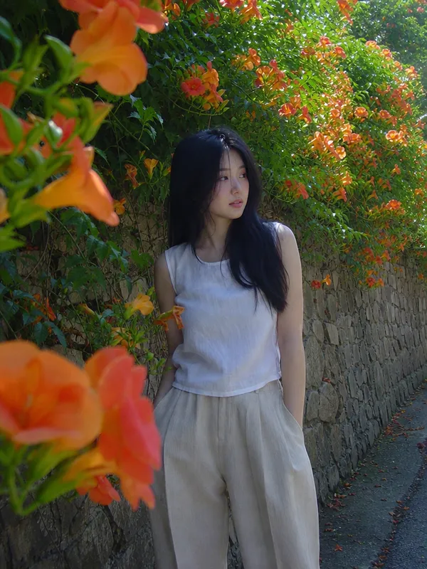 GPT Image 2로 생성한 능소화 흰 탑 베이지 팬츠