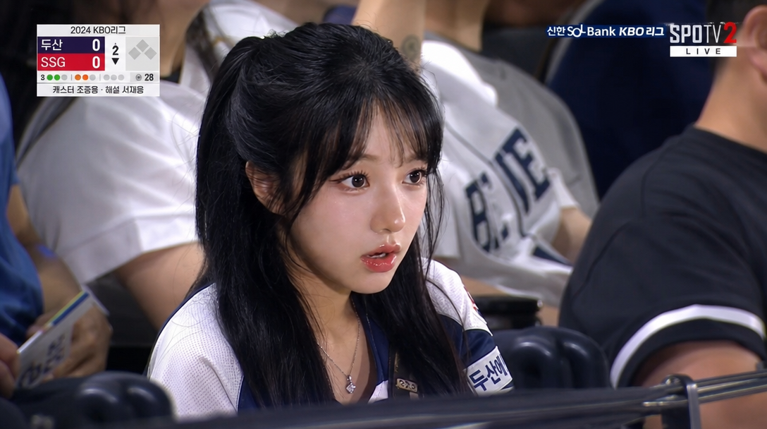 Korean baseball stadium AI fan cam photo using a short prompt, 16:9 broadcast frame (prompt by @_hhyuna)