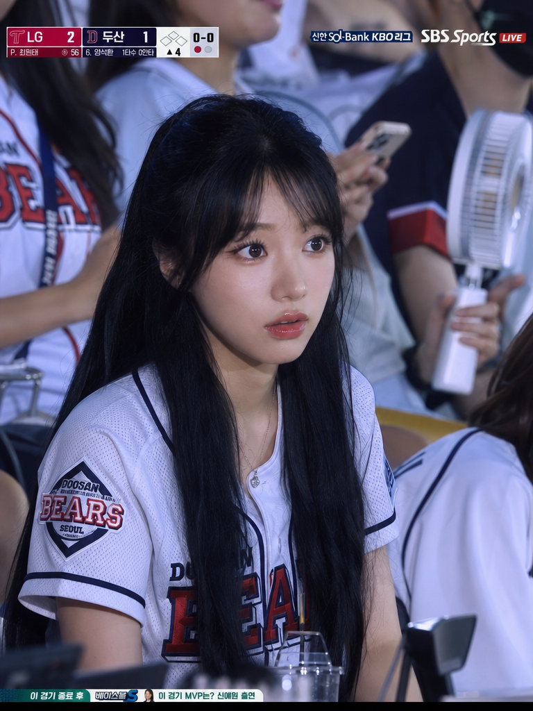 4:3 portrait-focused KBO stadium fan cam, sports documentary broadcast frame style (prompt by @0umzlm)