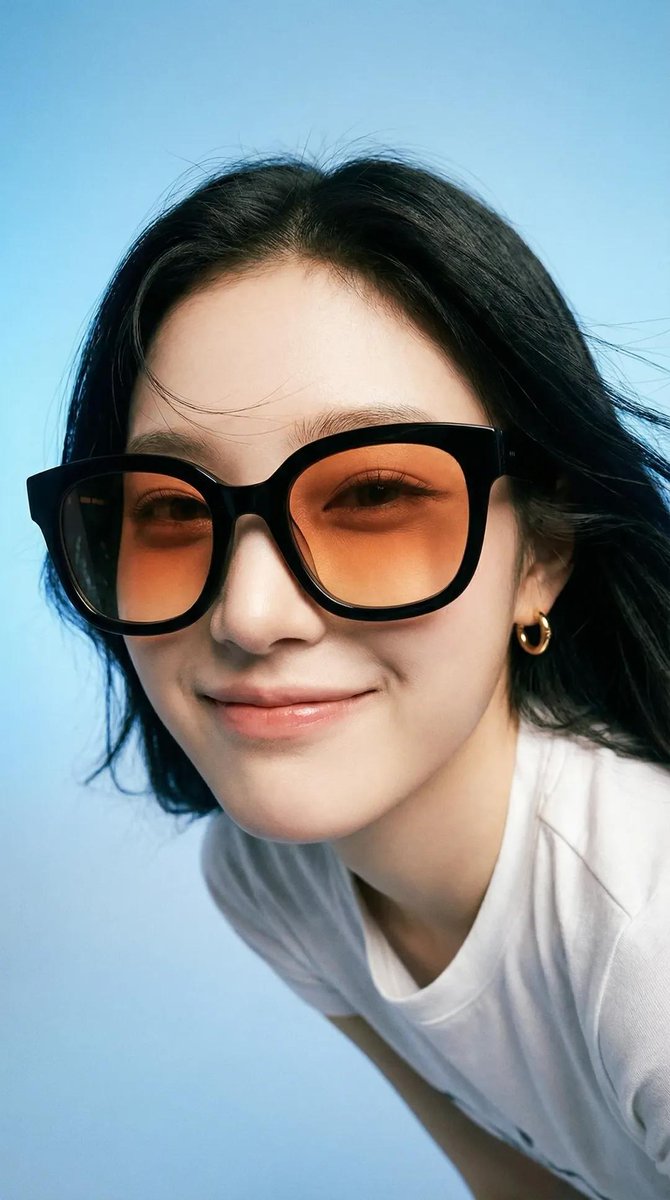 나노바나나 프로로 생성한 오렌지 선글라스 에디토리얼 인물