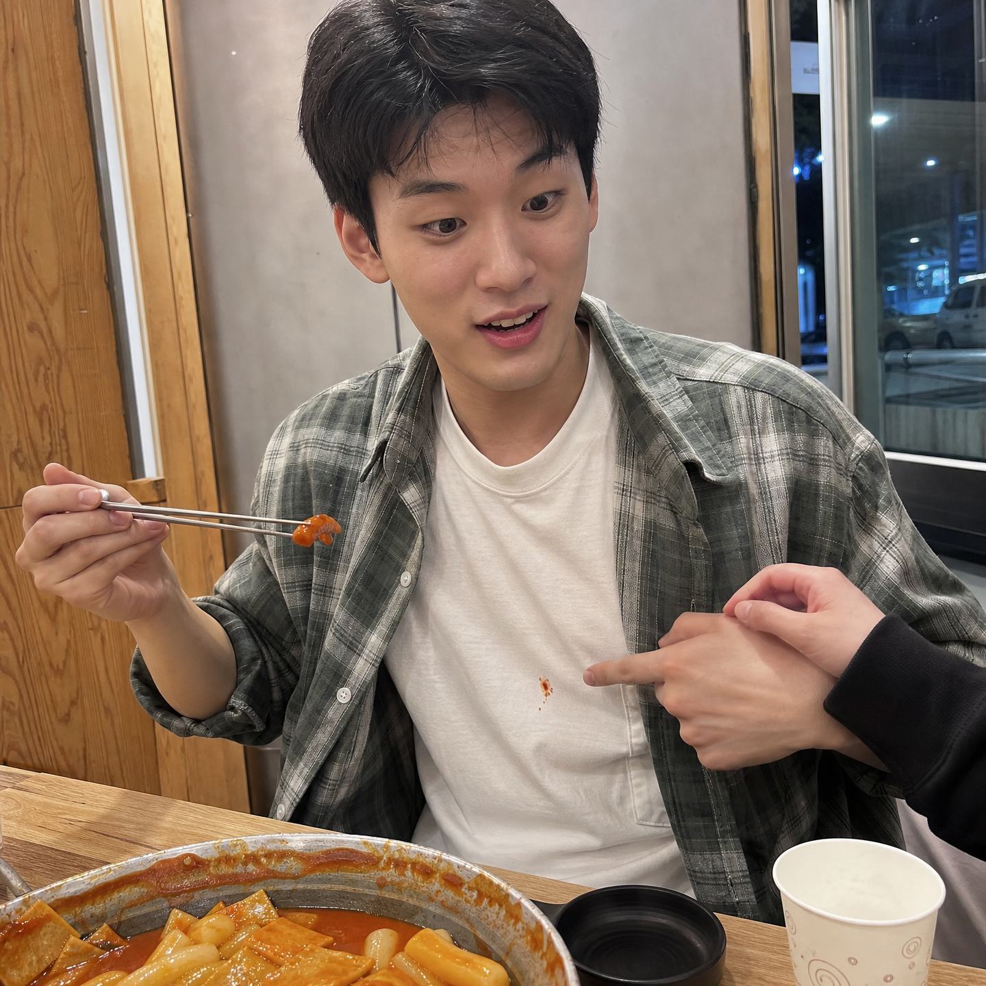 GPT 이미지 2로 생성한 떡볶이집 소스 묻은 순간