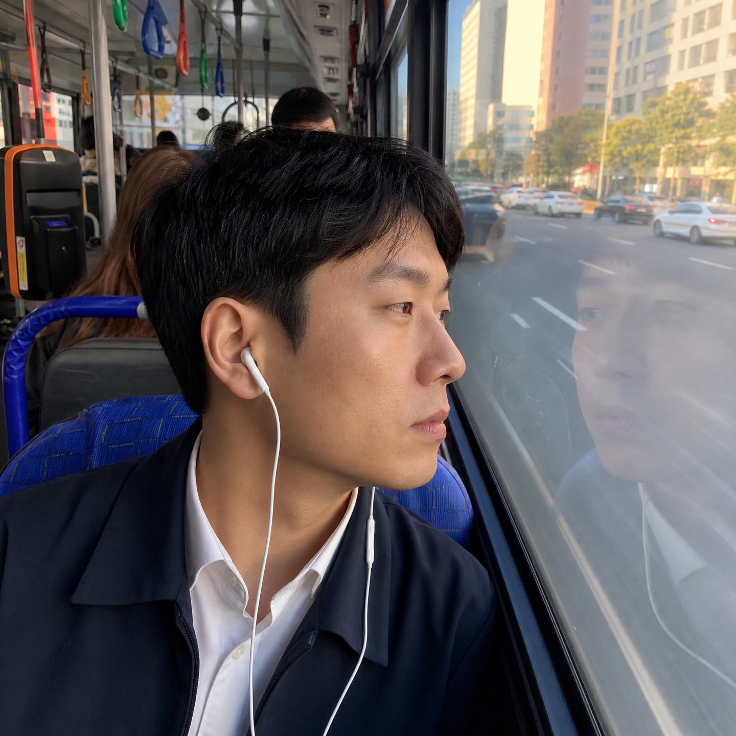 GPT 이미지 2로 생성한 퇴근 시내버스 창가