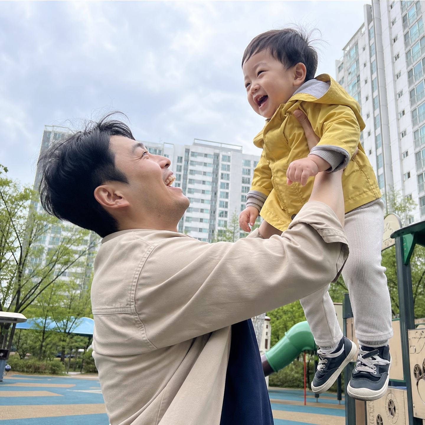GPT 이미지 2로 생성한 놀이터 아빠와 아이