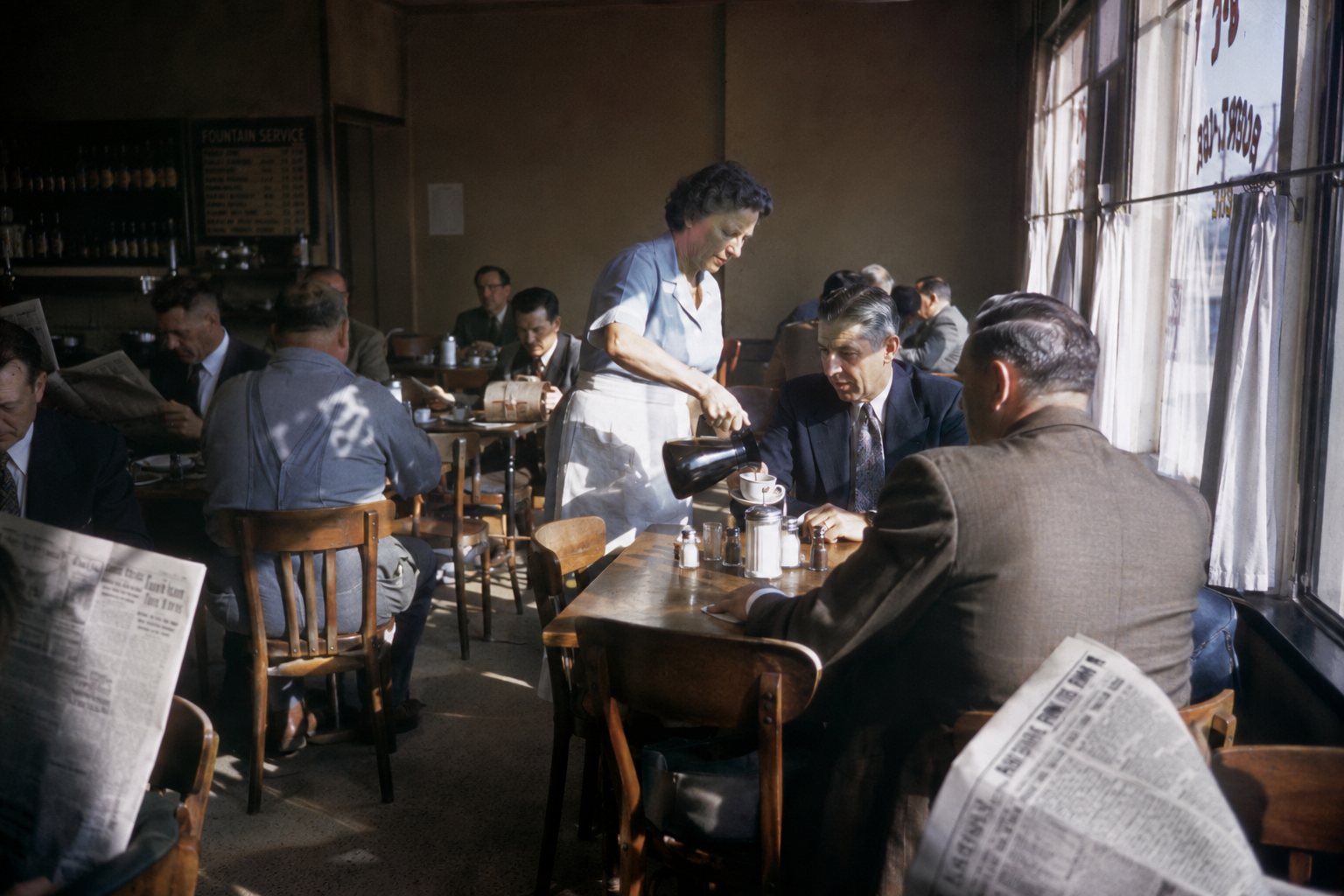 GPT 이미지 2으로 생성한 1950년대 다큐멘터리 카페 풍경
